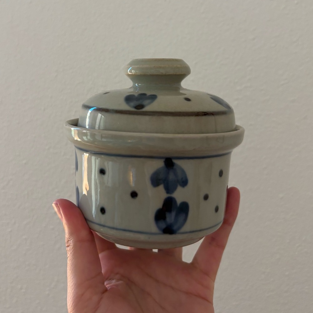 Iron Mountain Stoneware sugar bowl with lid in the Martha's Flowers pattern